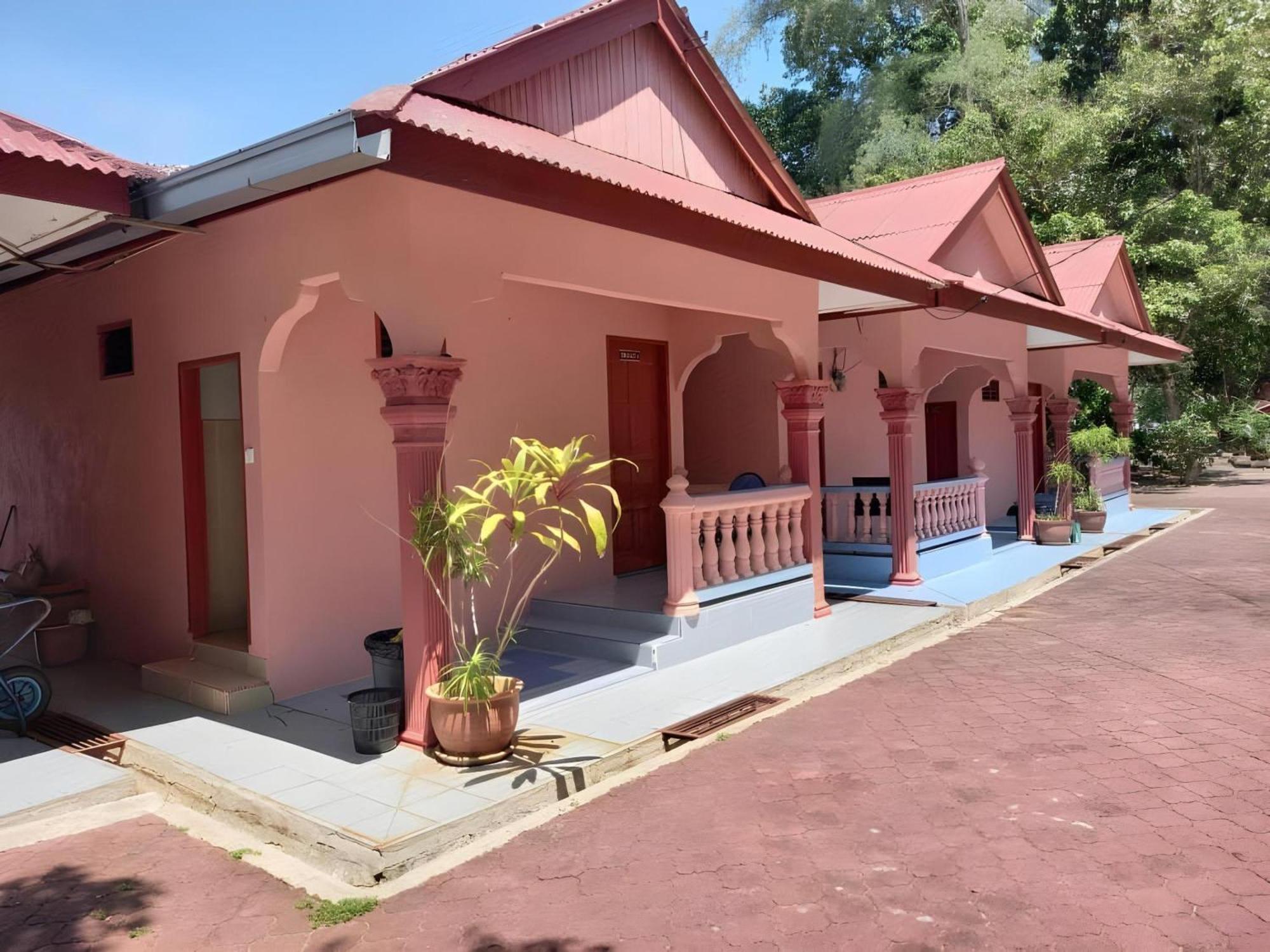 Oyo 90744 Bari Indah Beach Resort Kuala Terengganu Zewnętrze zdjęcie