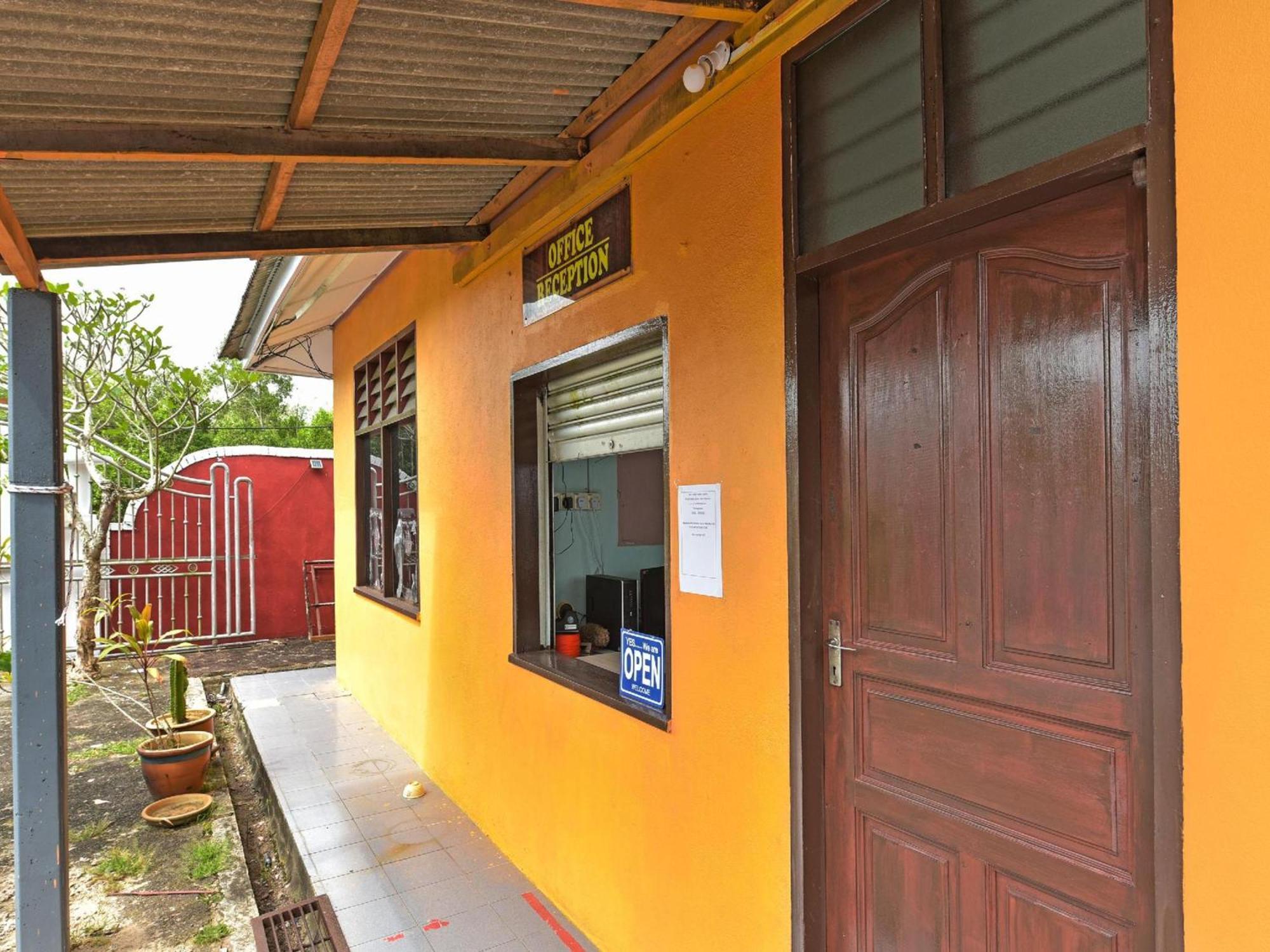 Oyo 90744 Bari Indah Beach Resort Kuala Terengganu Zewnętrze zdjęcie