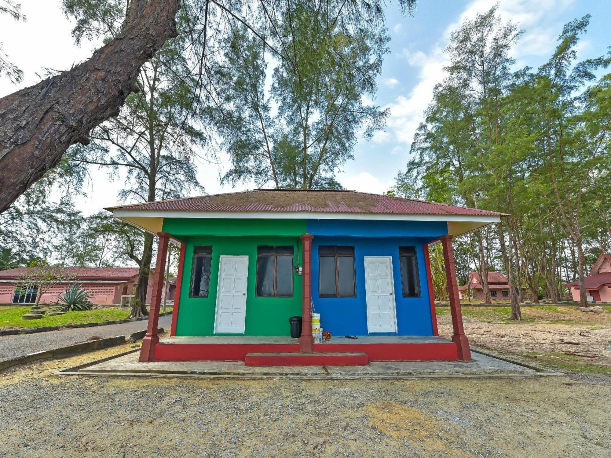 Oyo 90744 Bari Indah Beach Resort Kuala Terengganu Zewnętrze zdjęcie