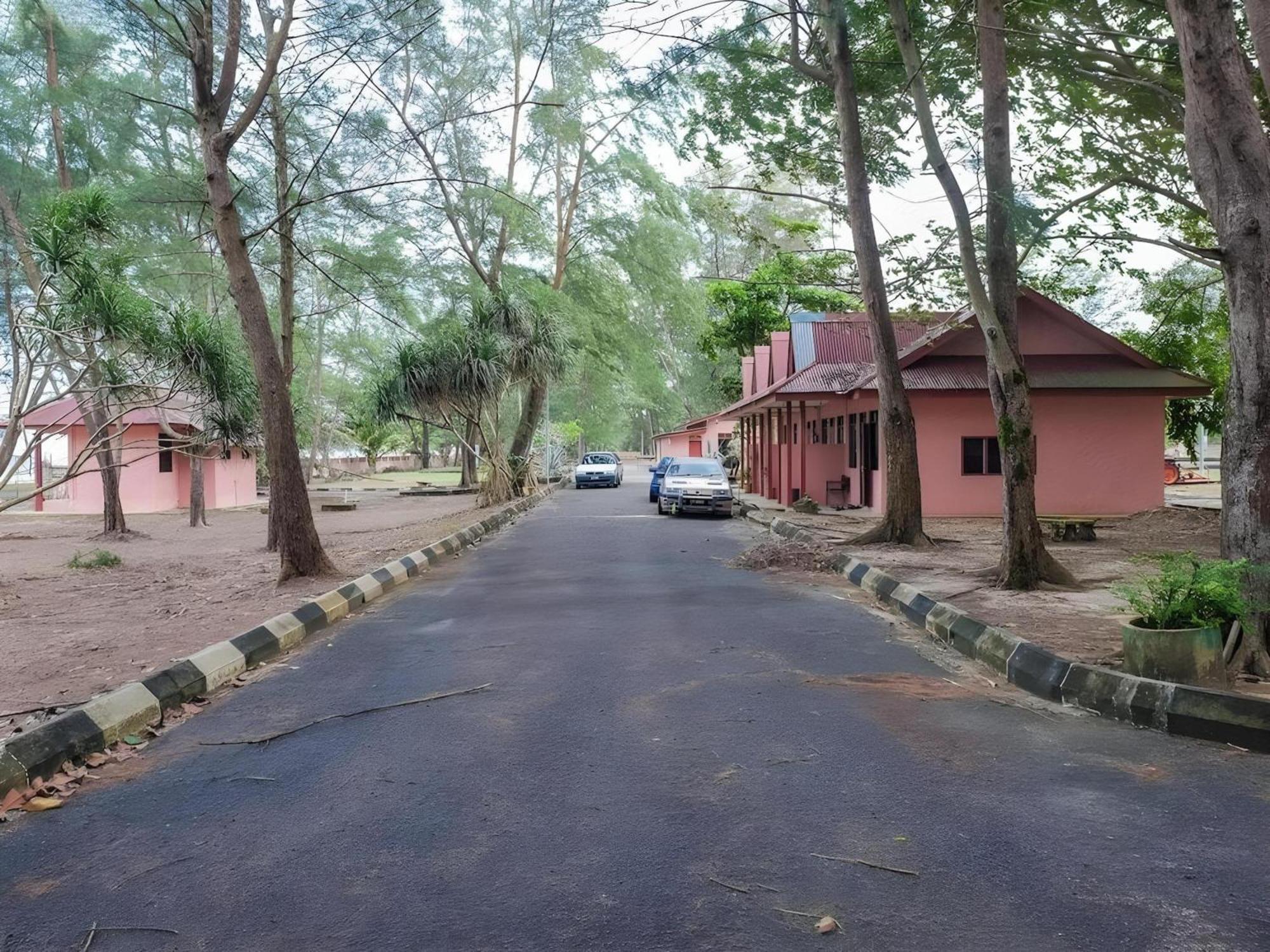 Oyo 90744 Bari Indah Beach Resort Kuala Terengganu Zewnętrze zdjęcie