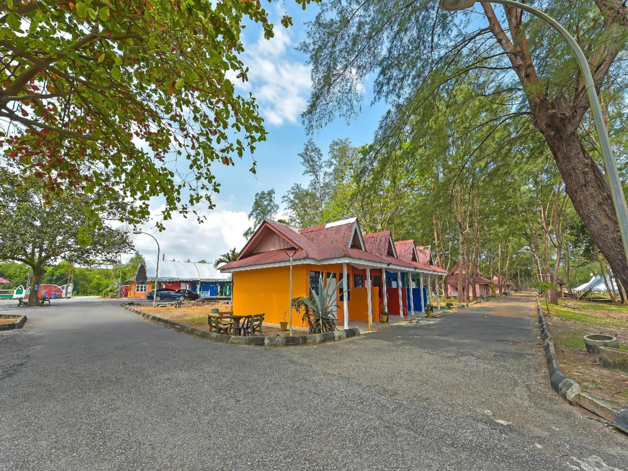Oyo 90744 Bari Indah Beach Resort Kuala Terengganu Zewnętrze zdjęcie