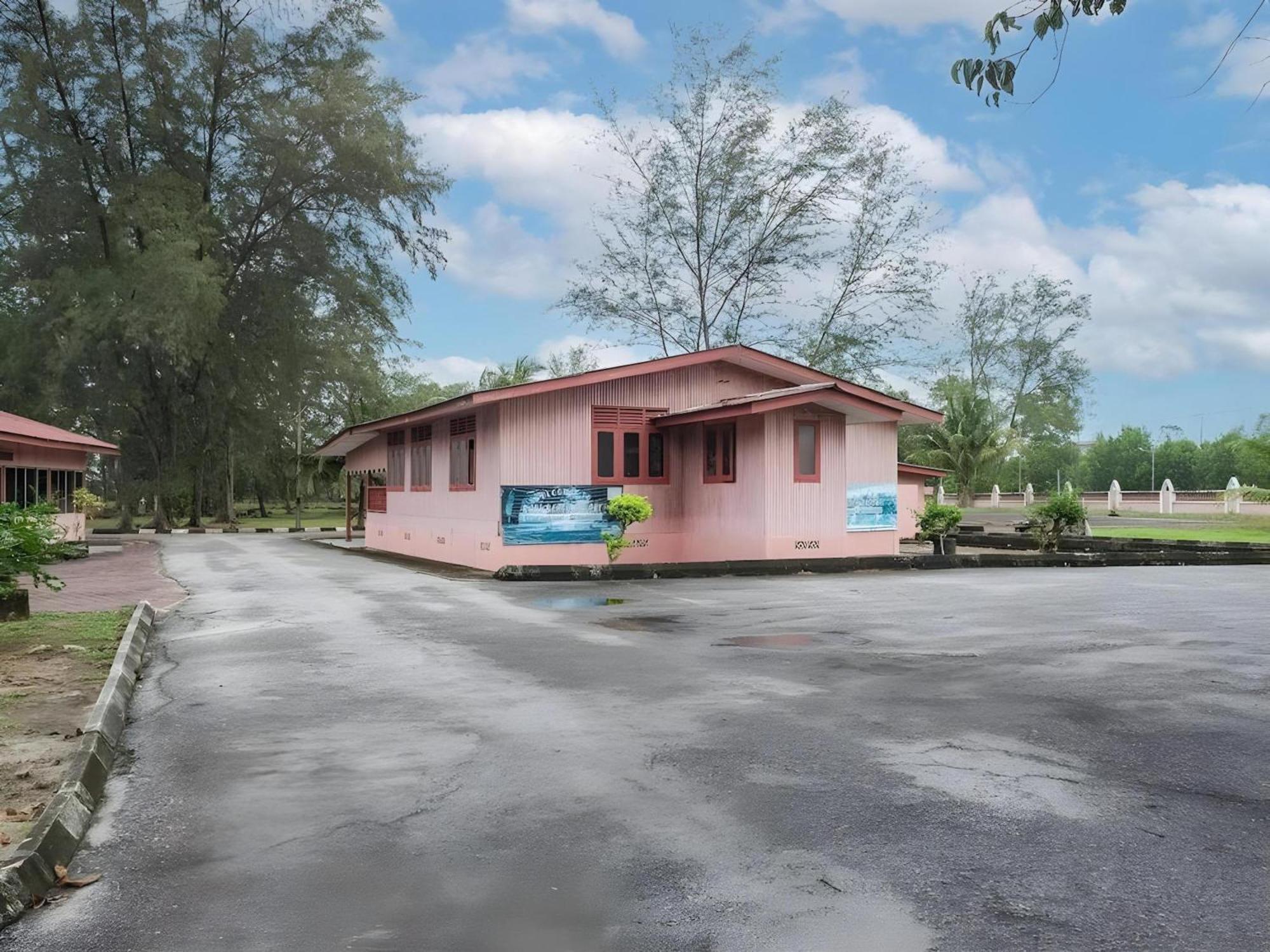 Oyo 90744 Bari Indah Beach Resort Kuala Terengganu Zewnętrze zdjęcie