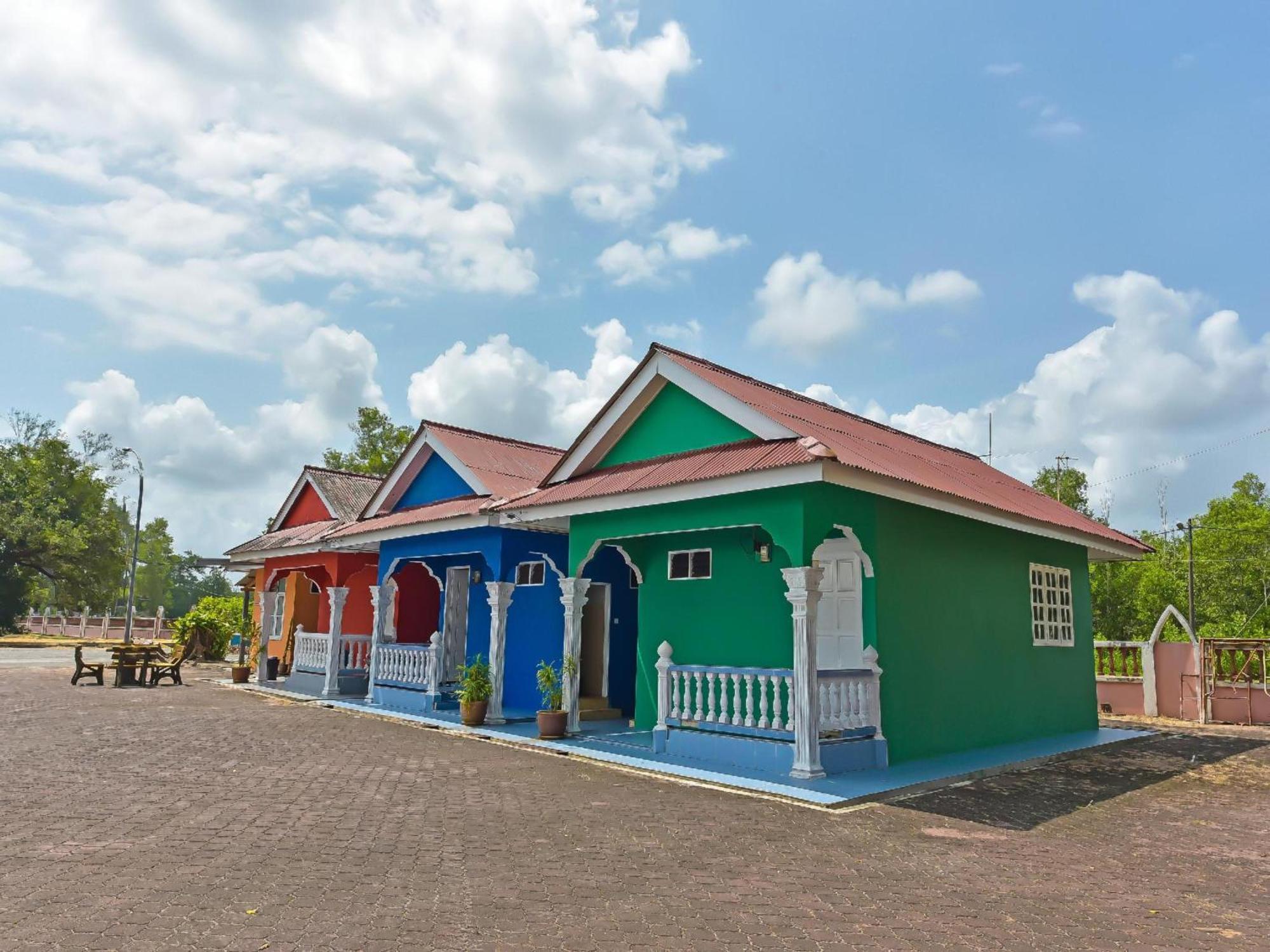 Oyo 90744 Bari Indah Beach Resort Kuala Terengganu Zewnętrze zdjęcie