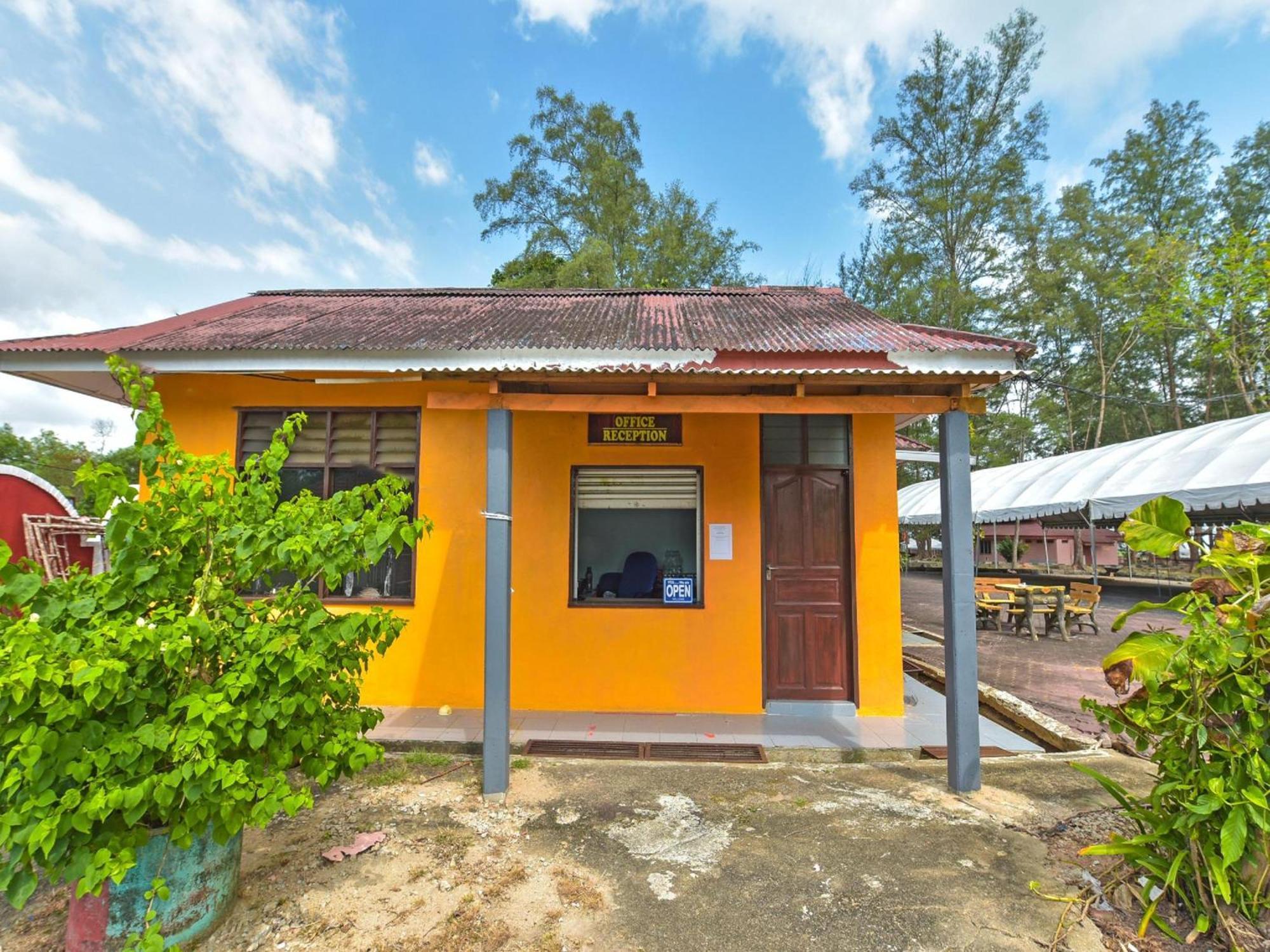 Oyo 90744 Bari Indah Beach Resort Kuala Terengganu Zewnętrze zdjęcie